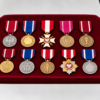 Ceremonialne medale na aksamitnej tacy