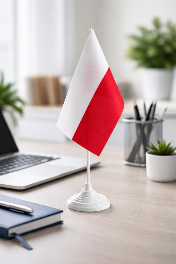 Flaga Polski na stojaku biurkowym – aranżacja